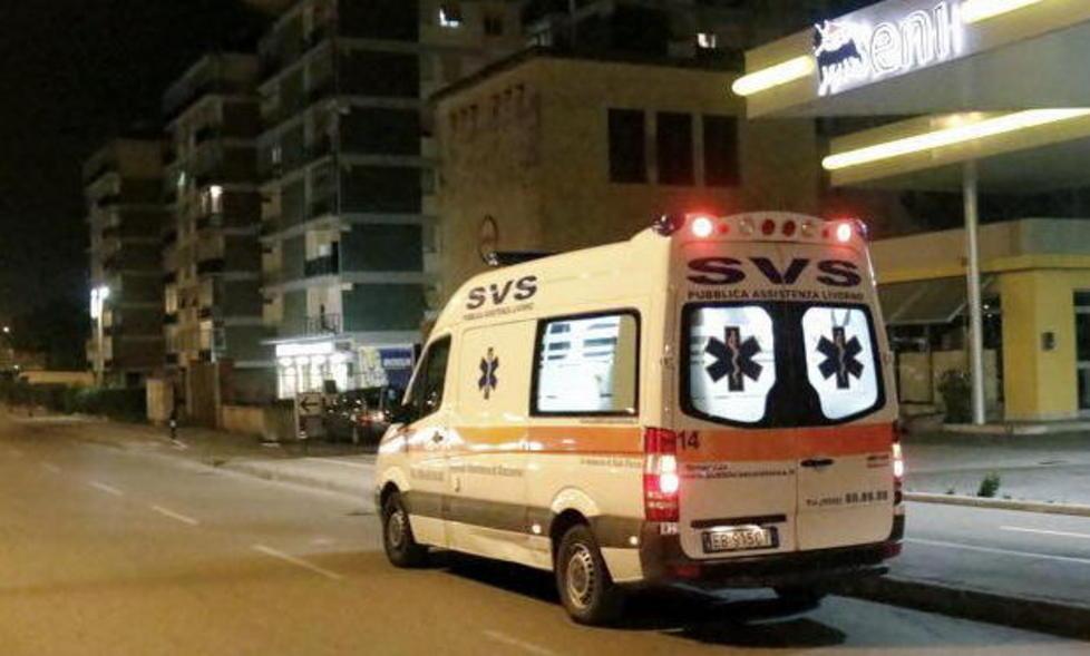 Cade e sbatte la testa sull’asfalto