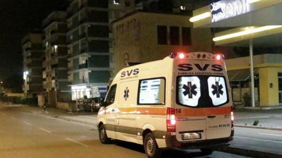 Cade e sbatte la testa sull’asfalto