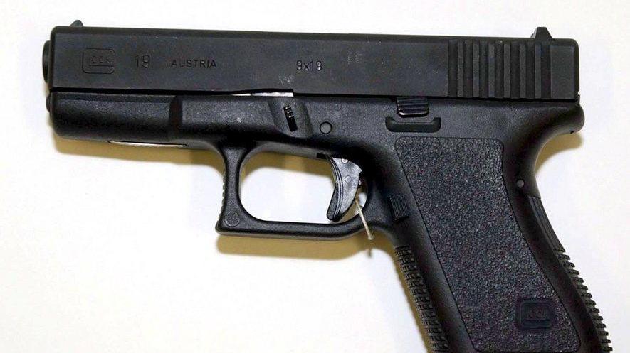 Rubano oro e la pistola a casa del vigilante