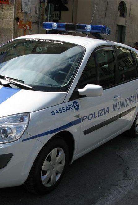 I vigili urbani e l’Anvu portano doni ai piccoli alunni 