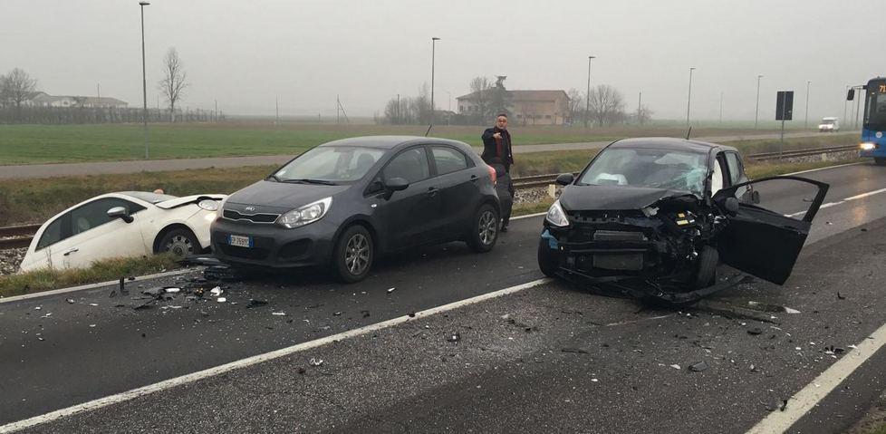 Scontro tra due auto sulla provinciale 62: due persone ferite 