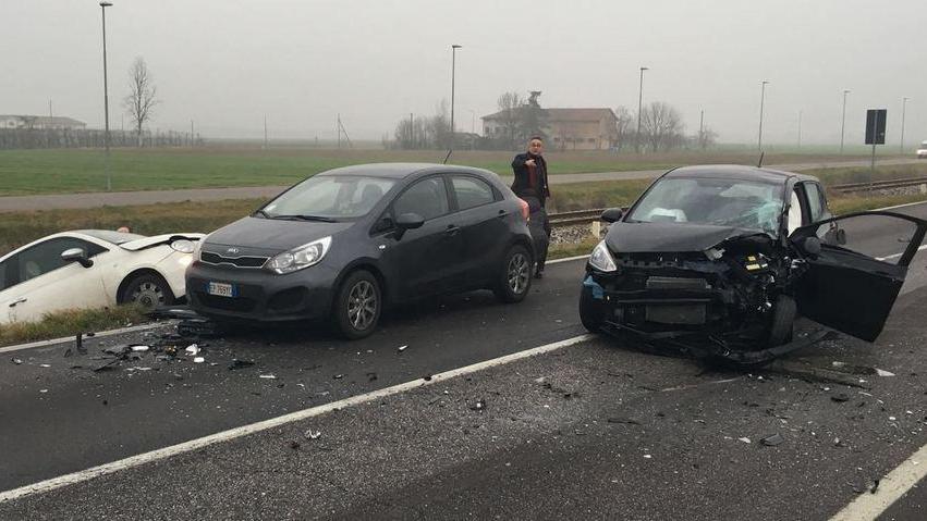 Scontro tra due auto sulla provinciale 62: due persone ferite