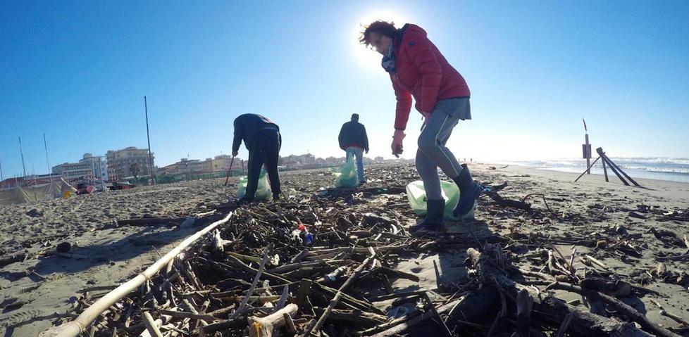 La spiaggia come una discarica: dal mare ogni genere di rifiuto