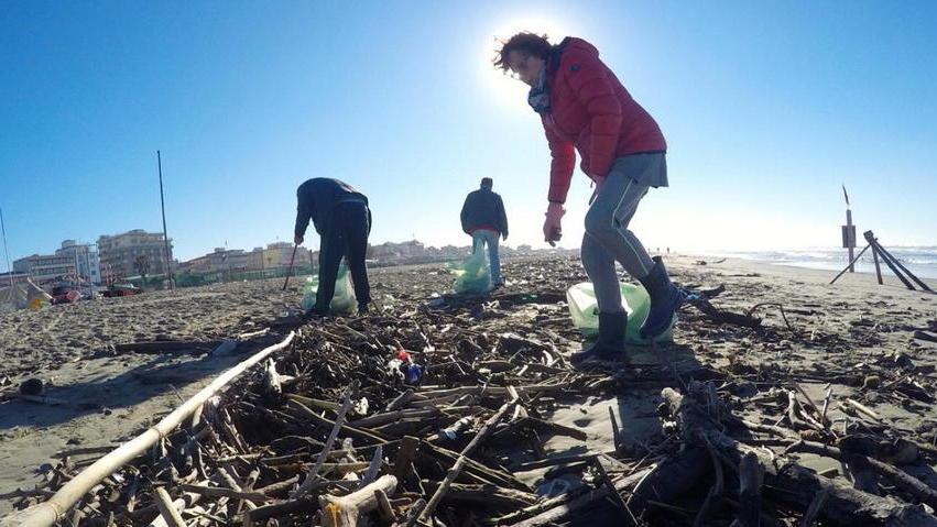 La spiaggia come una discarica: dal mare ogni genere di rifiuto