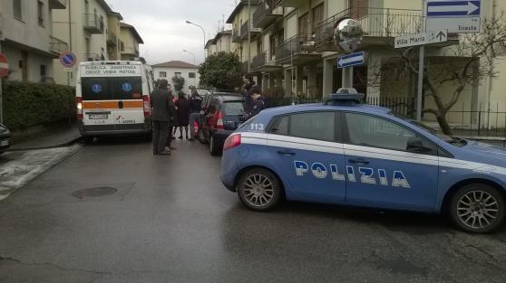 La donna aggredita mentre viene soccorsa e caricata sull'ambulanza 