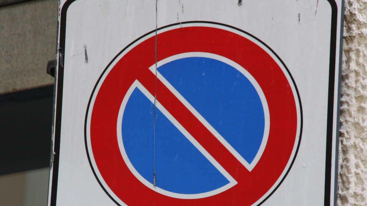 Un cartello per i parcheggi disabili
