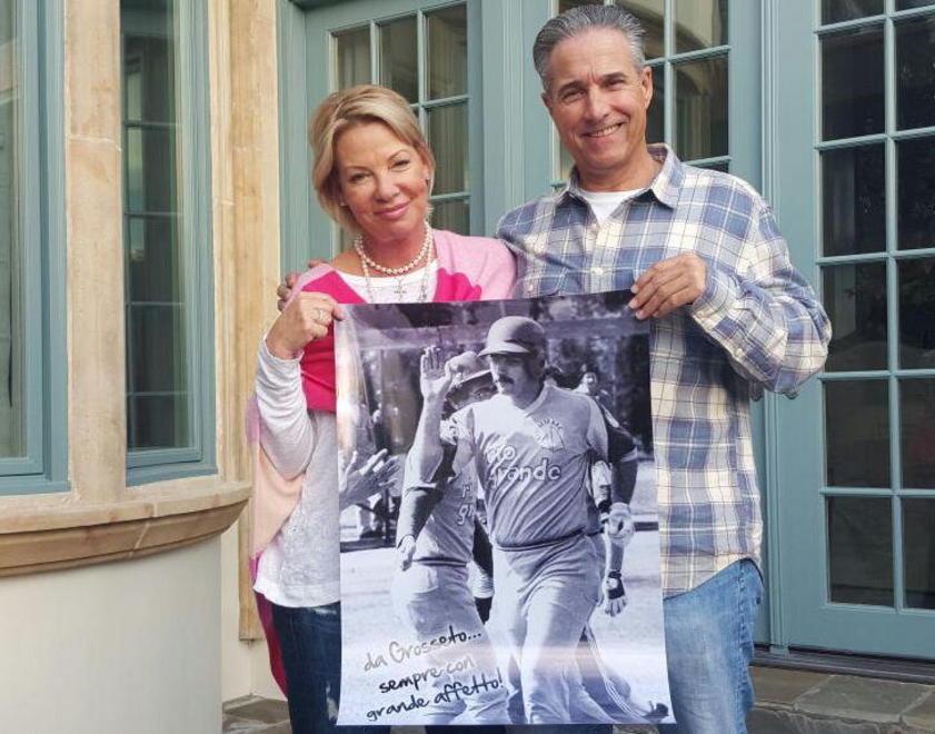Joe Martelli mostra il poster degli amici con i vini della Santa Lucia 