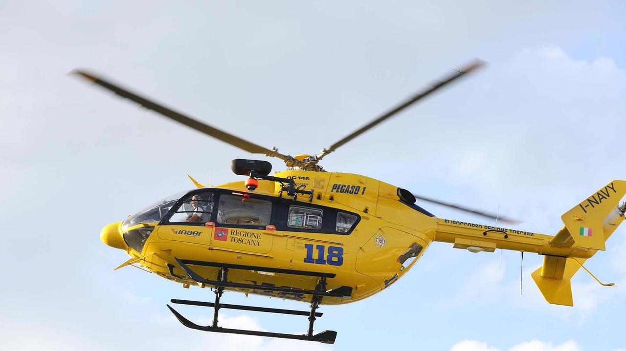 L’elisoccorso del 118 che ha trasportato Sergio Patera all’ospedale di Livorno