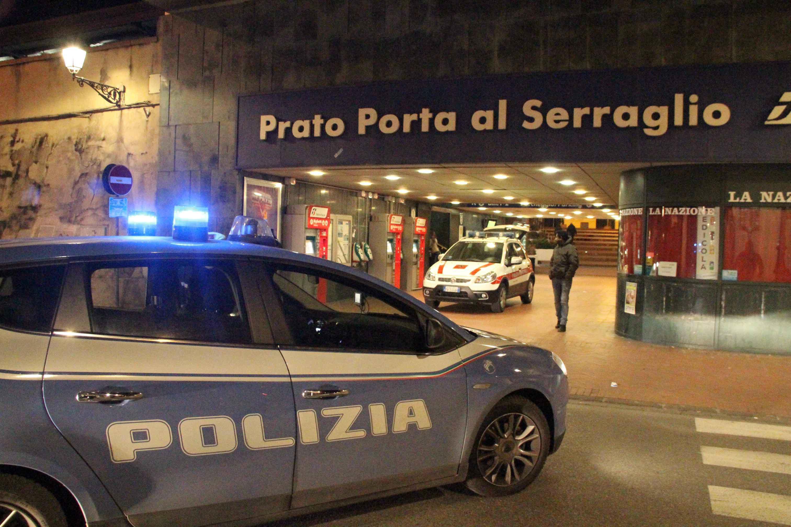 Una volante davanti alla stazione di Porta al Serraglio (foto Batavia)