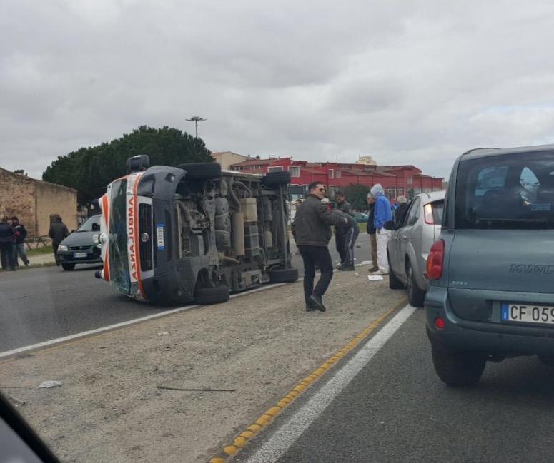 L'incidente stradale sulla 130 (foto Mario Rosas)