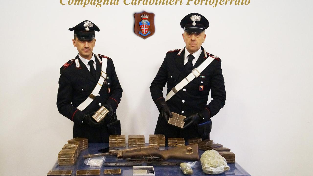 La droga e il fucile sequestrati dai carabinieri
