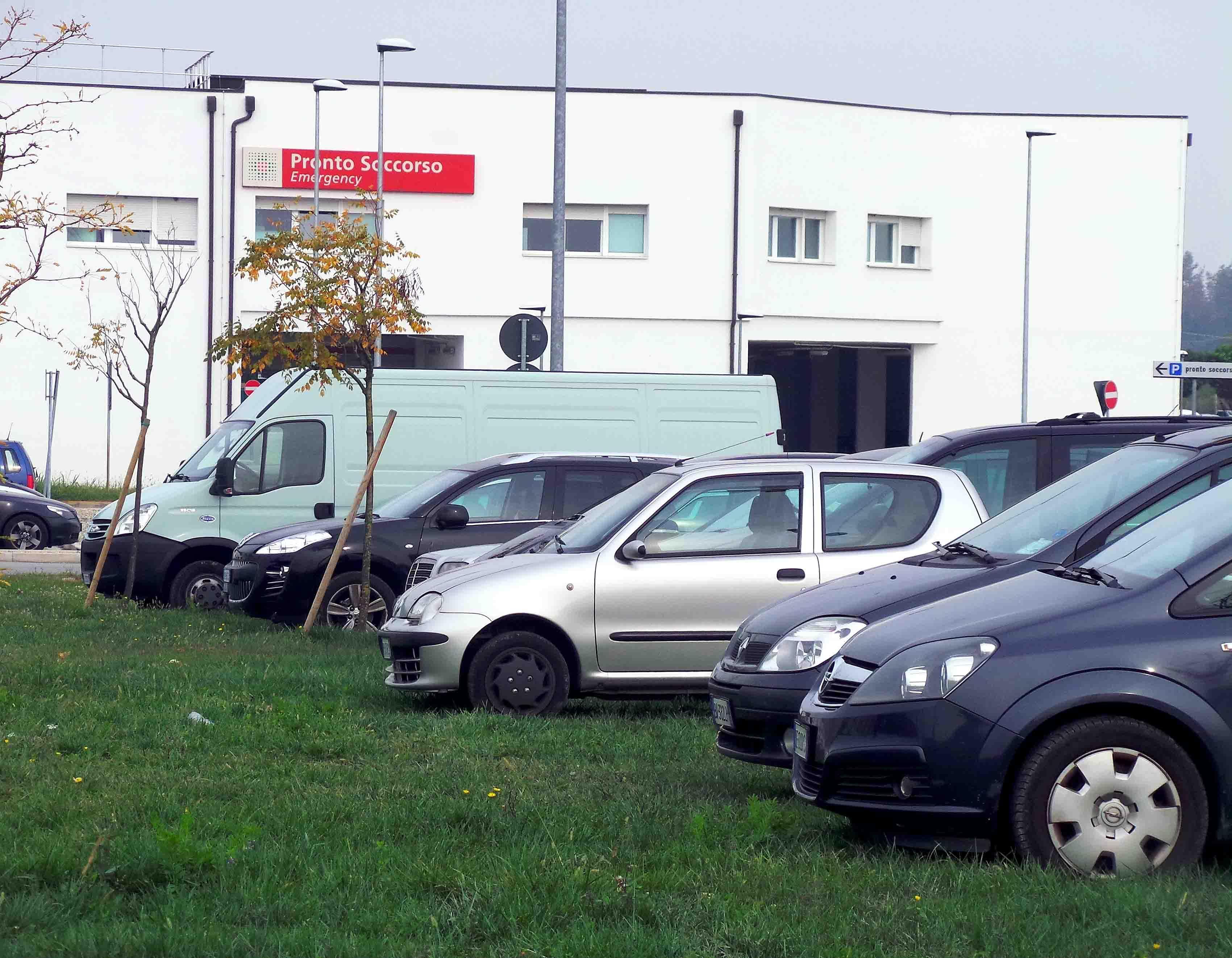 Un esempio di parcheggio selvaggio all'ospedale di  Cona