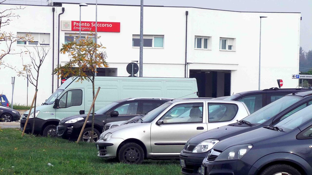 Un esempio di parcheggio selvaggio all'ospedale di Cona