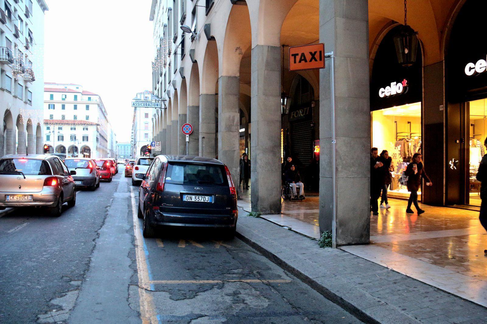 Parte la sistemazione del marciapiede sotto il portico di via Grande: disagi in vista