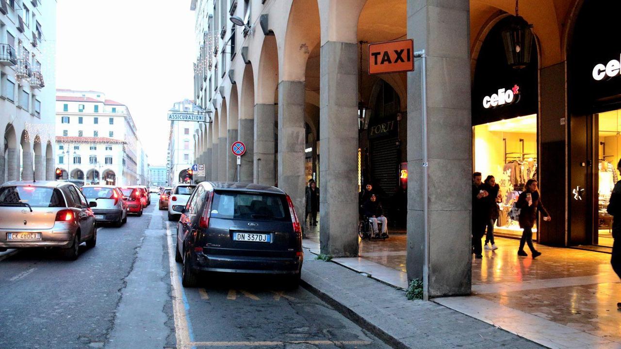 Parte la sistemazione del marciapiede sotto il portico di via Grande: disagi in vista