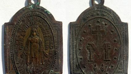 Budoni, il parroco ai fedeli: «Attenti alle medagliette miracolose, c’è il diavolo» 