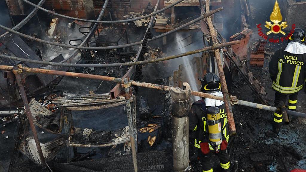 L'appartamento devastato dalle fiamme