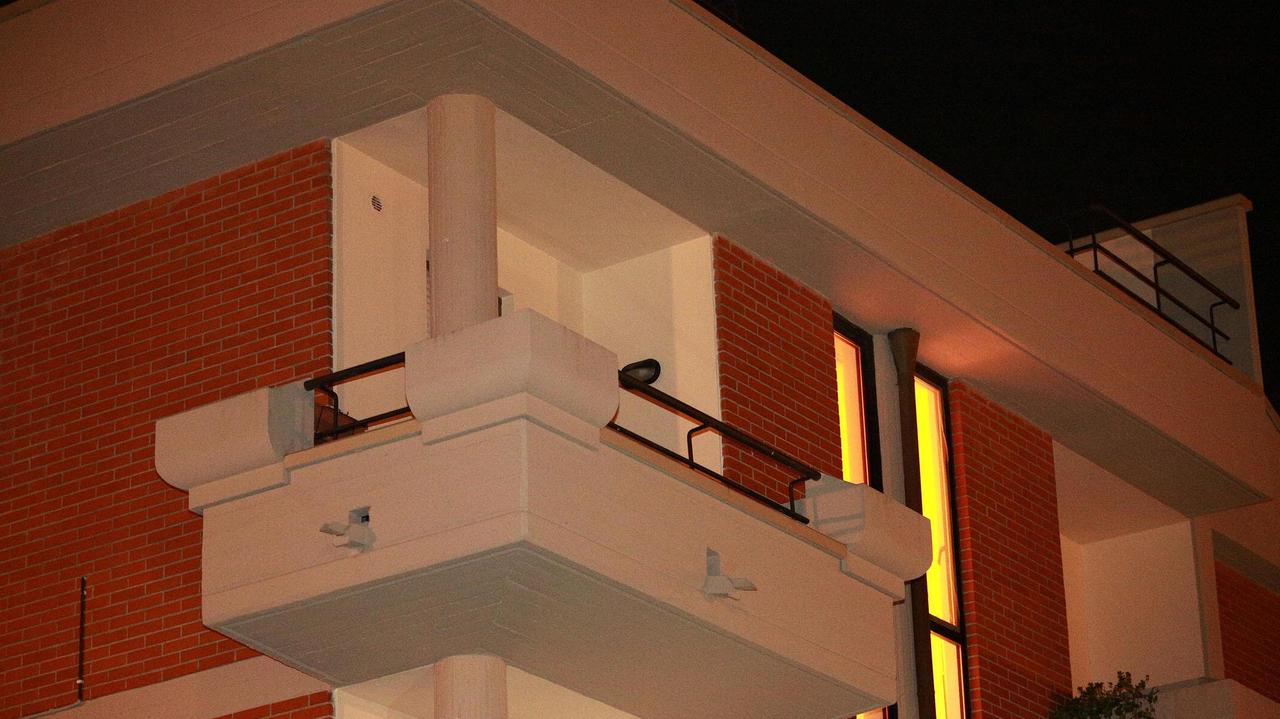 Minacciato e rapinato in casa, si picchia con tre banditi