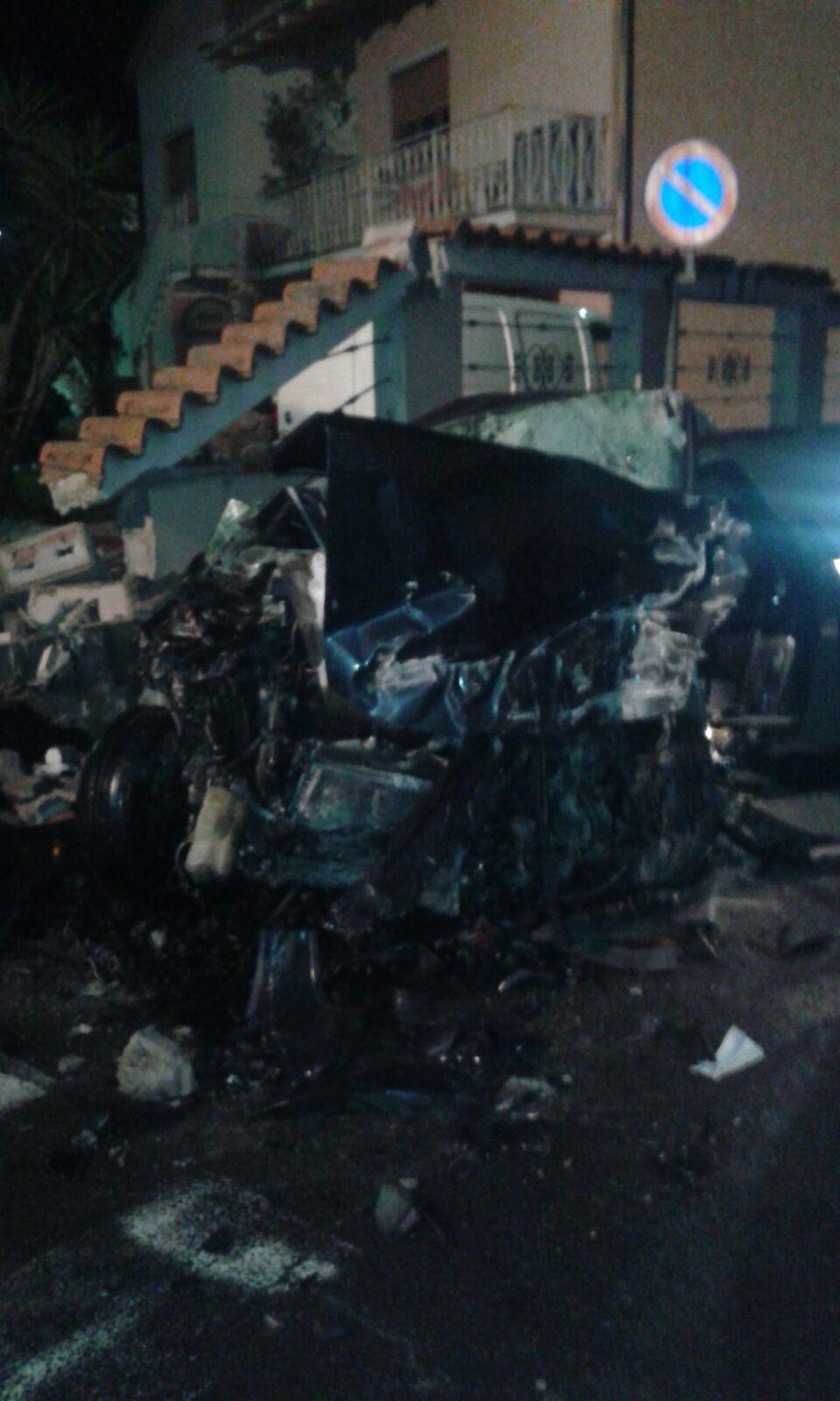 Auto si schianta contro una recinzione, muore un ragazzo di 22 anni