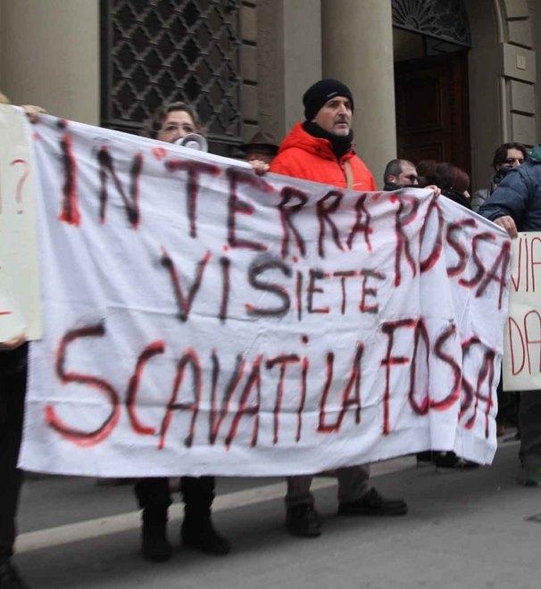 Banca Etruria presidio di fronte al Pd