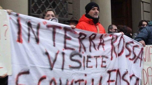 Banca Etruria presidio di fronte al Pd
