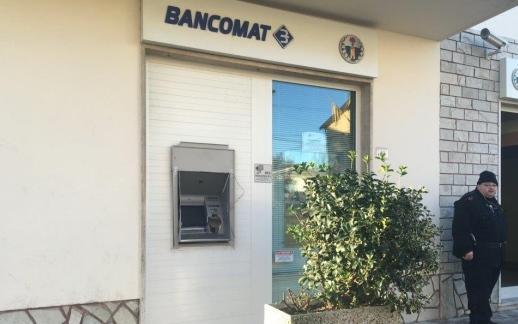 Vedono fuggire i ladri del bancomat 