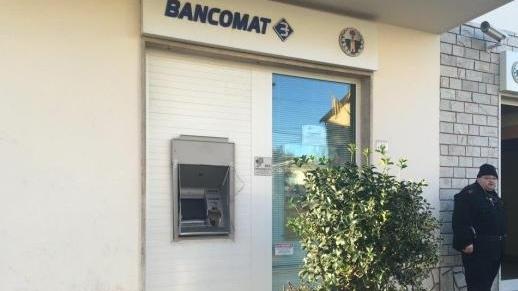Vedono fuggire i ladri del bancomat