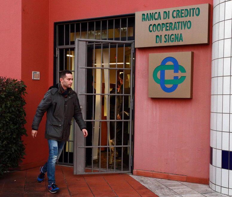 Pistole in faccia a 4 dipendenti banditi in fuga con 70.000 euro 