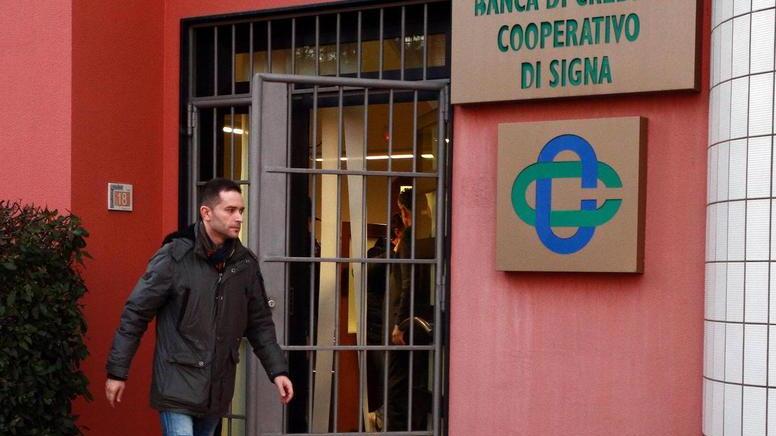 Pistole in faccia a 4 dipendenti banditi in fuga con 70.000 euro