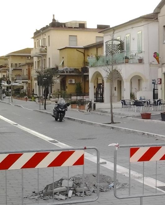 Minaccia l’ex moglie al culmine di una lite per gelosia, via la pistola