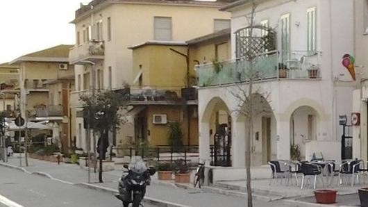 Minaccia l’ex moglie al culmine di una lite per gelosia, via la pistola