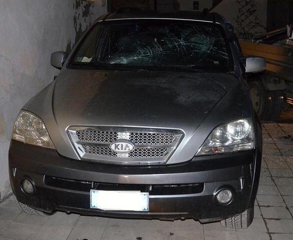 Respinto dalla ex danneggia delle auto con una bombola 