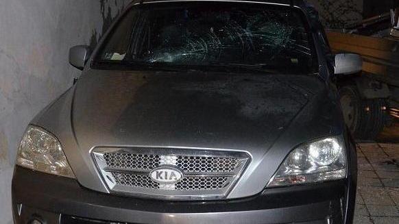 Respinto dalla ex danneggia delle auto con una bombola