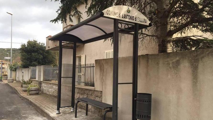 Un riparo alla fermata dei bus installata una nuova pensilina