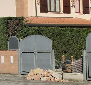 Crolla muretto, evacuate due famiglie 