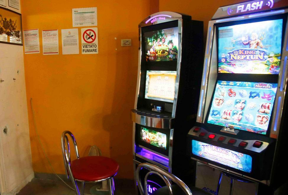 Assalto al bar con il tombino I ladri trovano pochi spiccioli