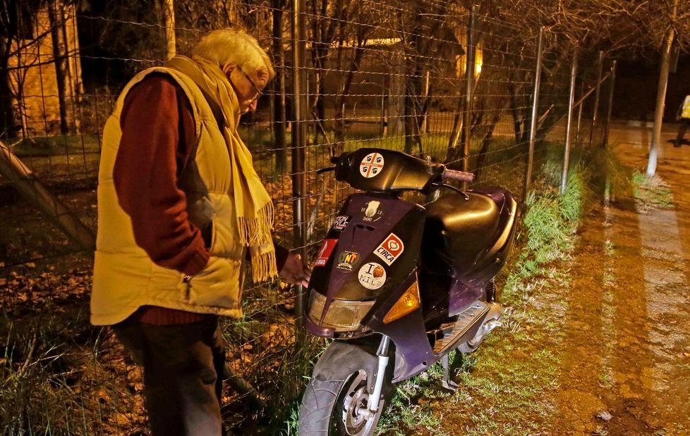 Auto investe scooter e fugge 