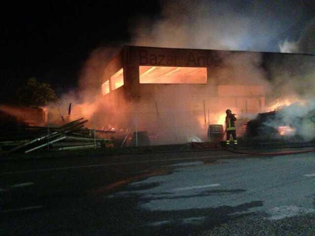 Capannone distrutto dalle fiamme nella notte 