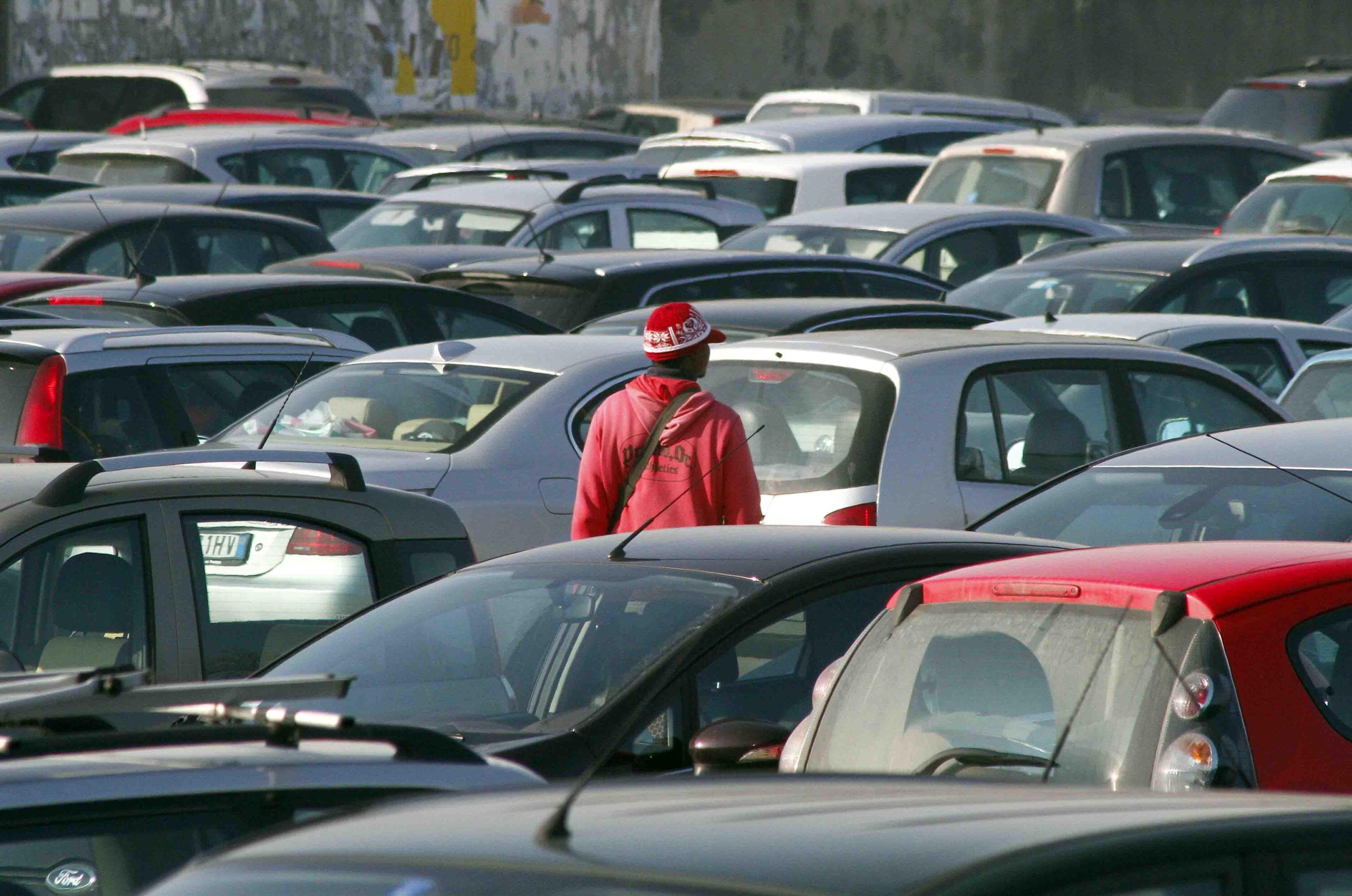 Ferrara: parcheggiatori abusivi sanzionati ed espulsi