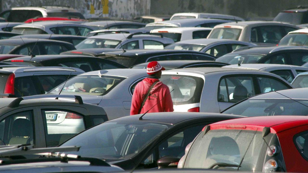 Ferrara: parcheggiatori abusivi sanzionati ed espulsi