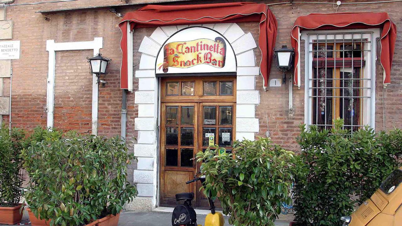 Ferrara, ruba un giubbotto in paninoteca