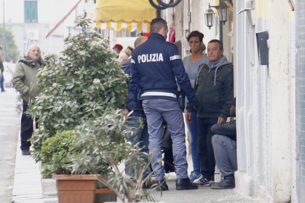 L'intervento della polizia in via Garibaldi davanti al panificio 