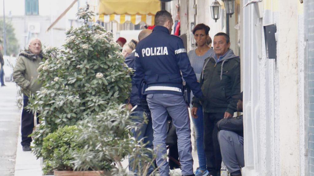 L'intervento della polizia in via Garibaldi davanti al panificio