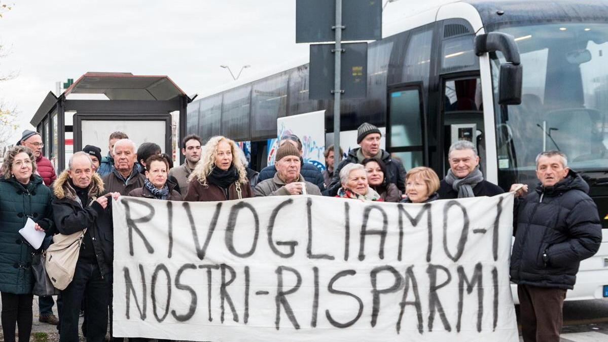 Una manifestazione dei risparmiatori gabbati dalle obbligazioni Etruria