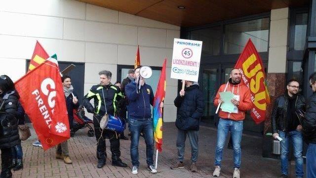 La manifestazione davanti al centro commerciale I Gigli