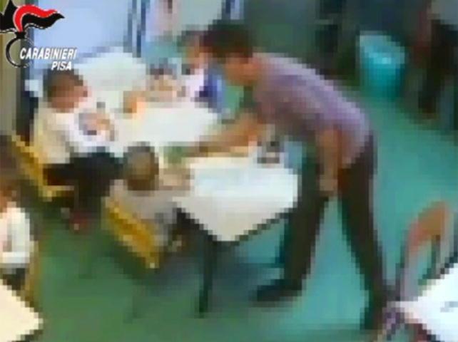 Un fotogramma del video che mostra le botte ai bambini