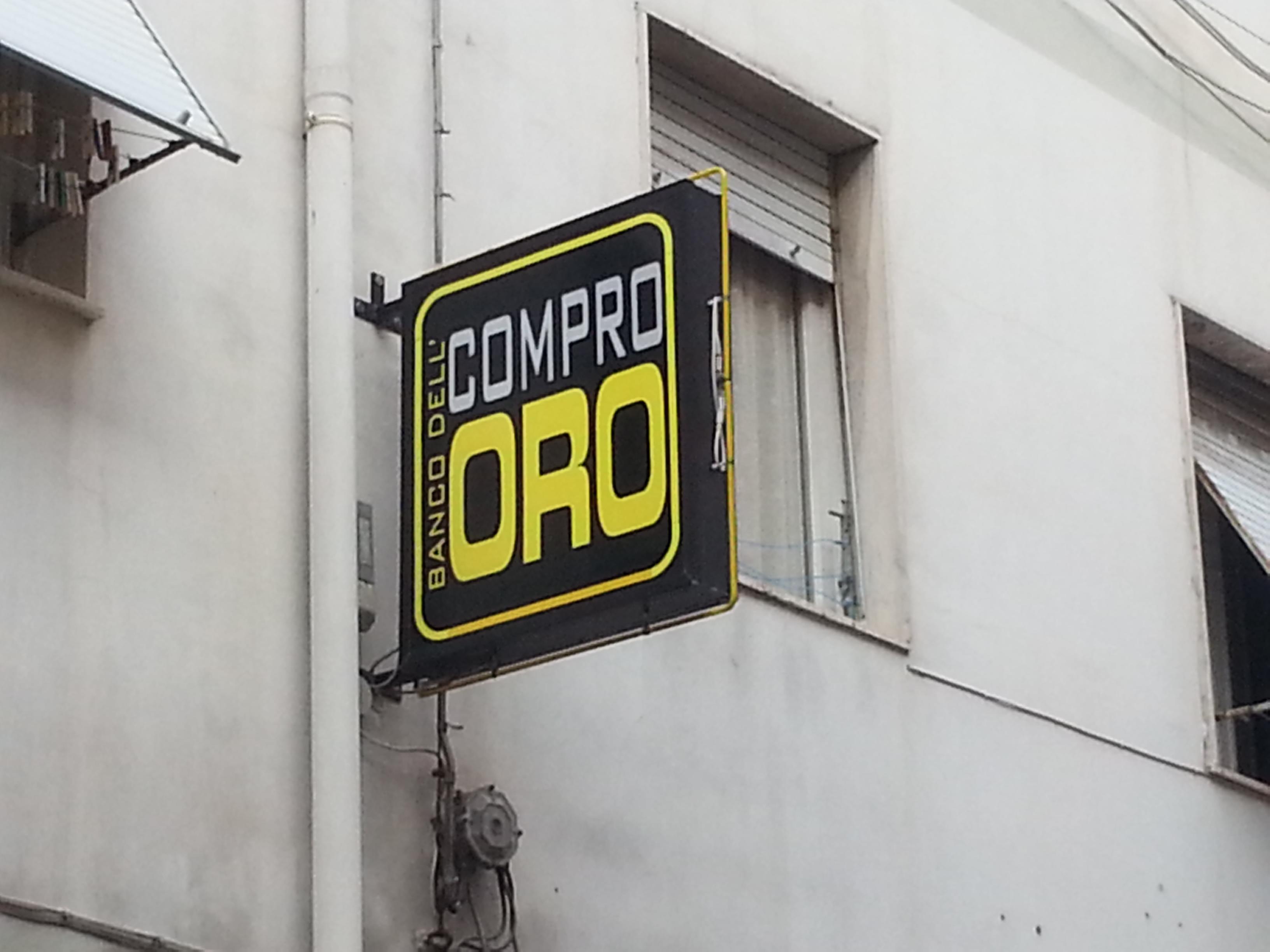 Carbonia, ruba due anelli e li rivende al Compro oro: denunciato