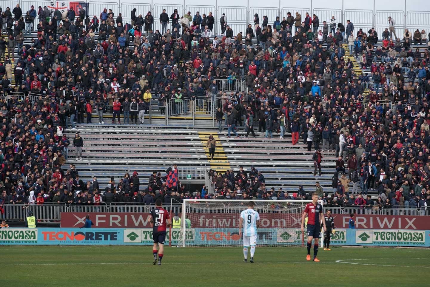 La curva nord col posto vuoto lasciato dagli Sconvolts (foto Mario Rosas)