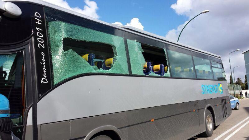 Il bus dei tifosi dell'Olbia preso a sassate prima della partita con il Latte Dolce
