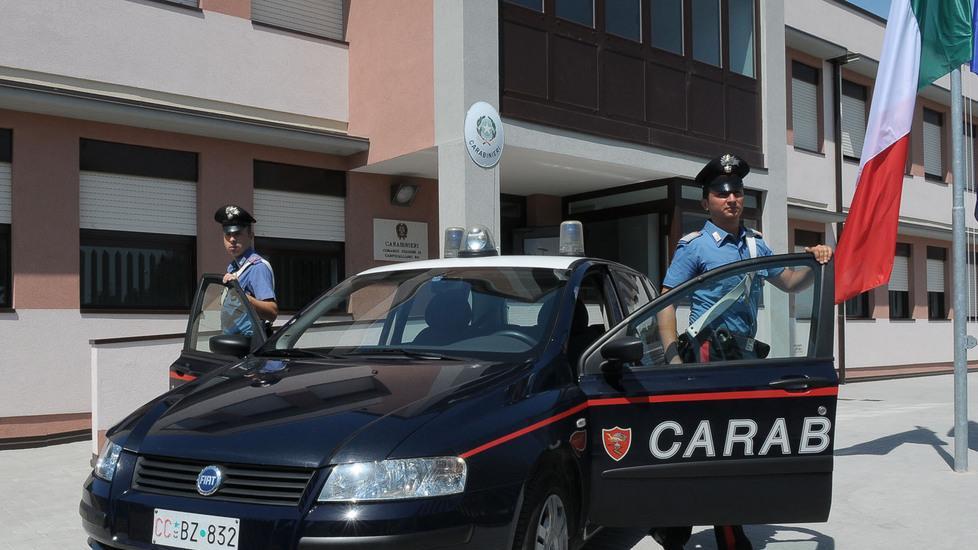 Colpo di clacson scatena la furia: famiglia aggredita a martellate